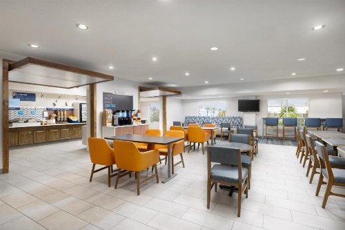 Holiday Inn Express Las Vegas South image 7